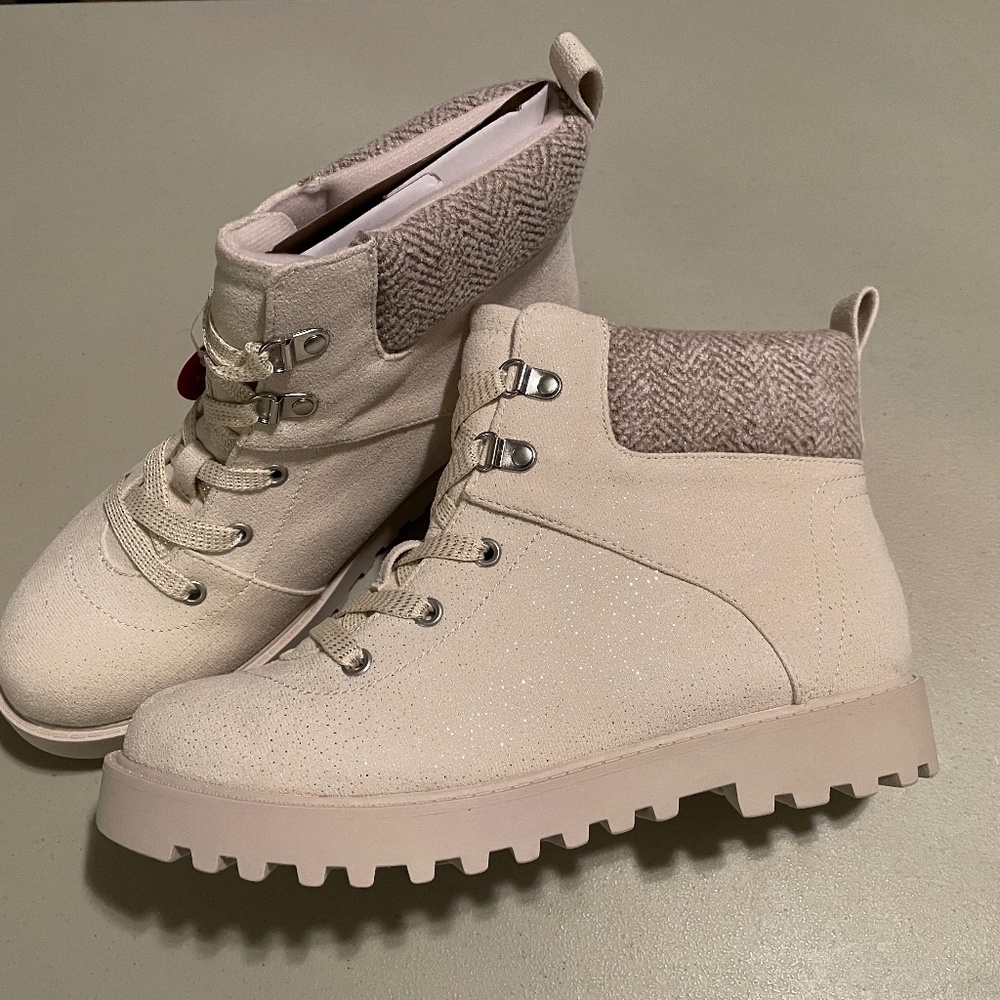 NIB SO Muscovy Boots CREAM Youth Size 5